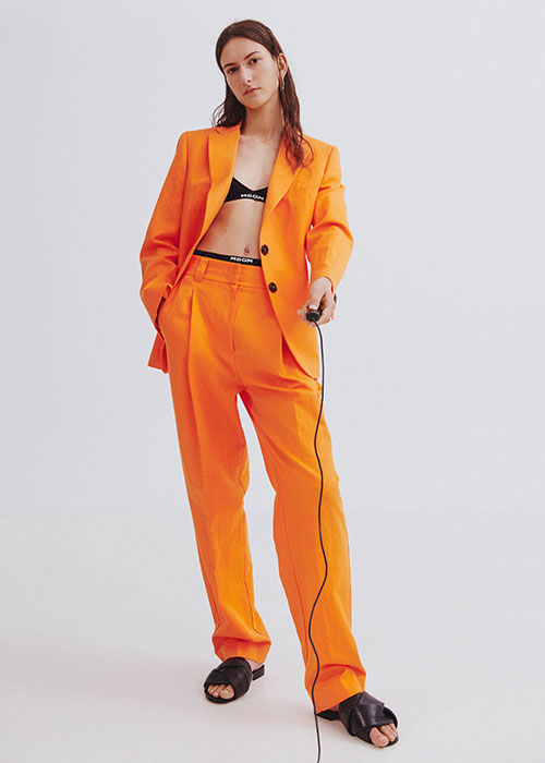 оранжевый костюм